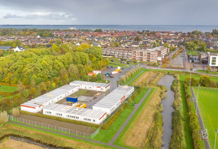 De opvang voor Oekraïense vluchtelingen in Yerseke in aanbouw. De eerste woonlaag staat er al.