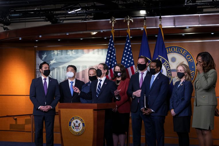 De Democraat Jamie Raskin roept in het Capitool op tot impeachment van Donald Trump. Beeld Photo News