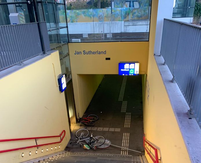 Afgelopen maandagochtend lagen er fietsen een verkeersbord onderaan de trap in de Wierdense stationstunnel.