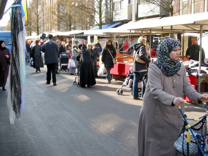 De Dappermarkt, voor de coronacrisis.