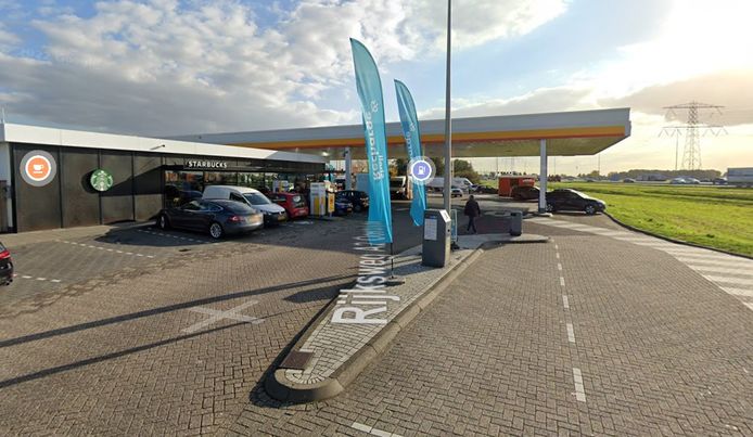 Het Shell-tankstation langs de A2 bij Breukelen. Aannemelijk is dat de man hier zijn benzine heeft gejat.