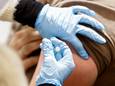 In korte tijd zijn in grote prikcentra in Alphen en Gouda veel mensen gevaccineerd.