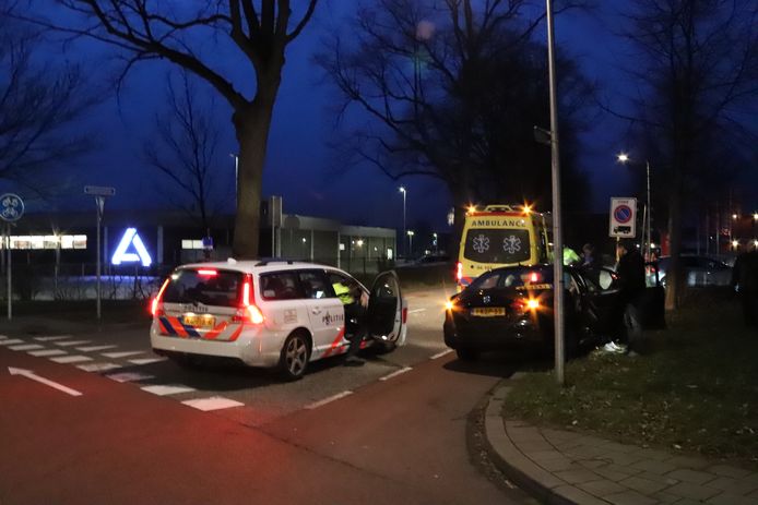 Een wielrenner is donderdag gewond geraakt na een aanrijding met een auto op de kruising van de Blaloweg en de Gasthuisdijk in Zwolle.