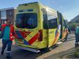 De ambulance verleende eerste hulp aan het slachtoffer op de kruising Schoolweg met de Kruksebaan.