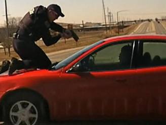 KIJK. Hallucinante beelden tonen hoe Amerikaanse bestuurder wegscheurt met agent op motorkap
