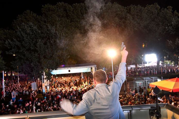 Marsleider Henny Sackers geeft het startschot voor de 102e editie van de Vierdaagse in Nijmegen, in 2018.