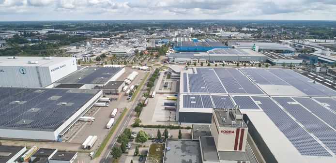 Op de daken van bestaande bedrijven op De Dubbelen in Veghel zijn volop zonnenpanelen gelegd. Bij nieuwe bedrijfsvestigingen kan een gemeente wel de wens aangeven, maar niet eisen.