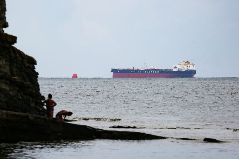 Een tanker met Kazachse olie voor de Russische havenstad Novorossiejsk in de Zwarte Zee.  Beeld AP