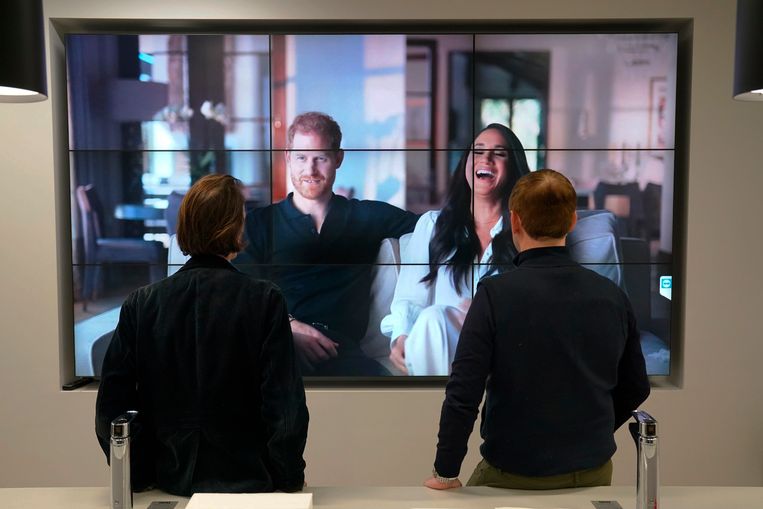 Kantoormedewerkers in Londen kijken op kantoor naar de eerste afleveringen van de veelbesproken Netflix-serie Harry & Meghan.  Beeld AP