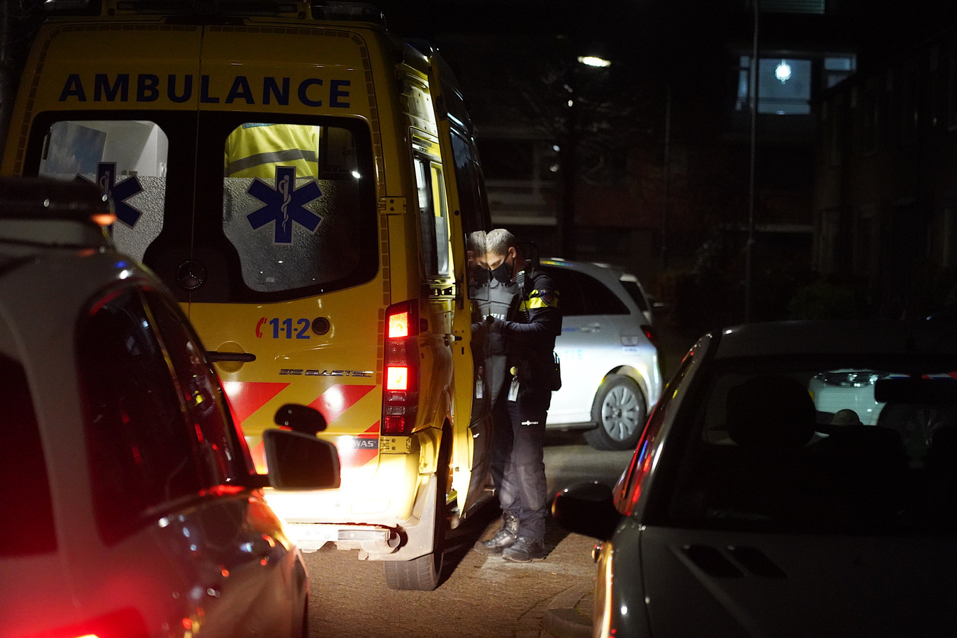 Het slachtoffer werd met een ambulance naar het ziekenhuis afgevoerd.