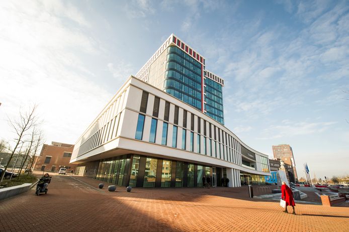 Het stadhuis in Almelo werkt de komende drie weken volgens een aangepaste dienstverlening in verband met de coronacrisis.