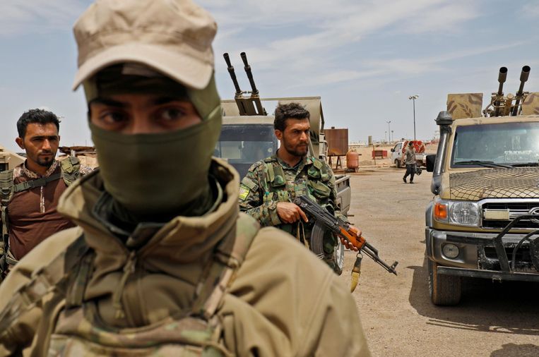 Leden van de Syrian Democratic Forces bij het olieveld Tanak in Syrië, mei 2018. Er zijn plannen om de organisatie te laten opgaan in het leger van Assad. Beeld Delil Souleiman / Getty Images