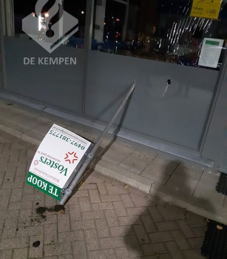 Onbekenden proberen met te koop-bord tankstation in Reusel binnen te komen: niet gelukt