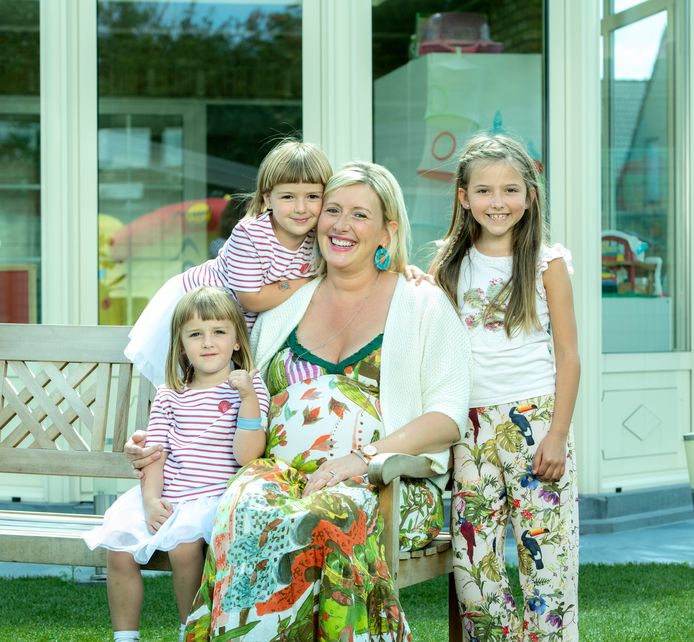 Trisha poseert met haar dochters Axelle (8) en de 4-jarige tweeling Marie-Lore en Marie-Lynn in het weekblad ‘Story’.
