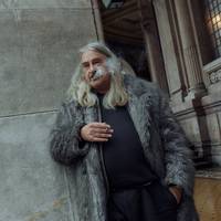 ‘De MAGA-beweging evolueert razendsnel naar straatfascisme’: Ilja Leonard Pfeijffer over Trump, Giorgia Meloni en zijn nieuwe essaybundel