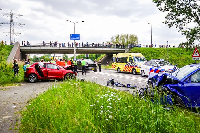 Een  ravage op de Wolfsputterbaan in Helmond, mei 2020. De blauwe Skoda veroorzaakte een zwaar ongeluk waardoor een van de inzittenden van de rode auto een dag later overleed.
