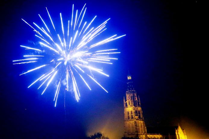 Siervuurwerk boven het centrum van Breda.