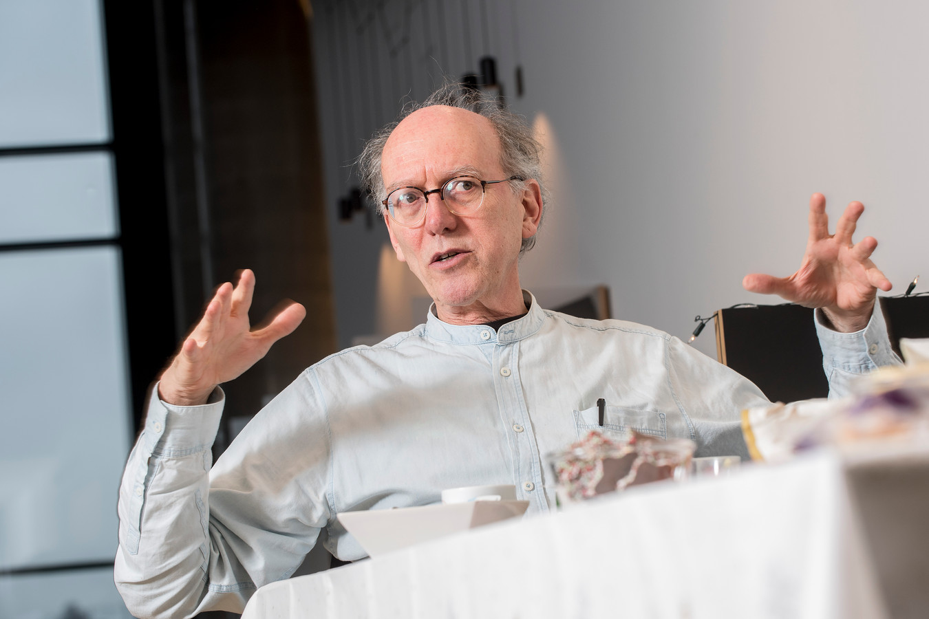 Arts-microbioloog Bert Mulder van het Canisius Wilhelmina Ziekenhuis (CWZ) waarschuwt al meer dan een maand voor de deltavariant en noemt de gegevens die het RIVM hierover verstrekt ‘volstrekt irreëel'.