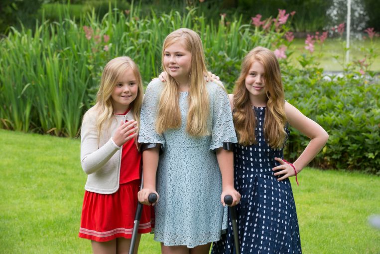 WASSENAAR, NETHERLANDS - JULY 8: (L-R) Princess Ariane, Crown Princess Catharina-Amalia and Princess Alexia of The Netherlands pose for pictures during the annual summer photo call at their residence Villa Eikenhorst on July 8, 2016 in Wassenaar, Netherlands. (Photo by Michel Porro/Getty Images) Beeld Getty Images