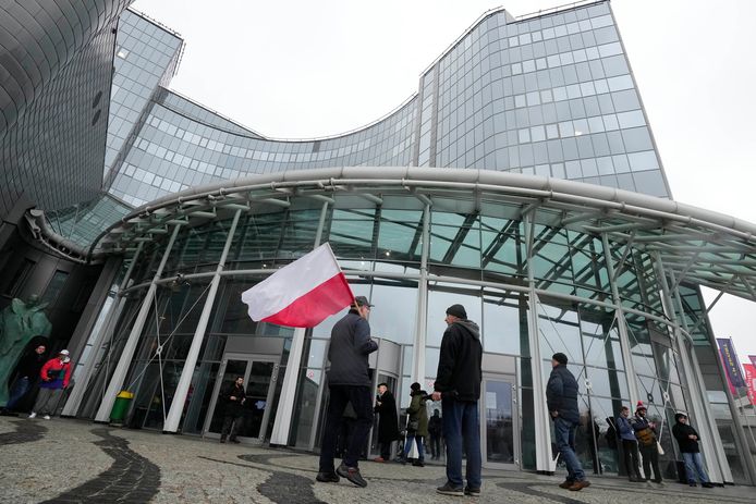Het gebouw van de Poolse openbare omroep wordt al heel de dag bezet door leden van het extreemrechtse PiS