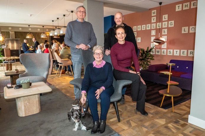 Bewoners van het nieuwe Mylivy-complex Westergoud in Gouda vormen met elkaar een gemeenschap. Van links naar rechts:  Theo en Wil Ravensberg, Jan Both en hostess Karin de Wit.