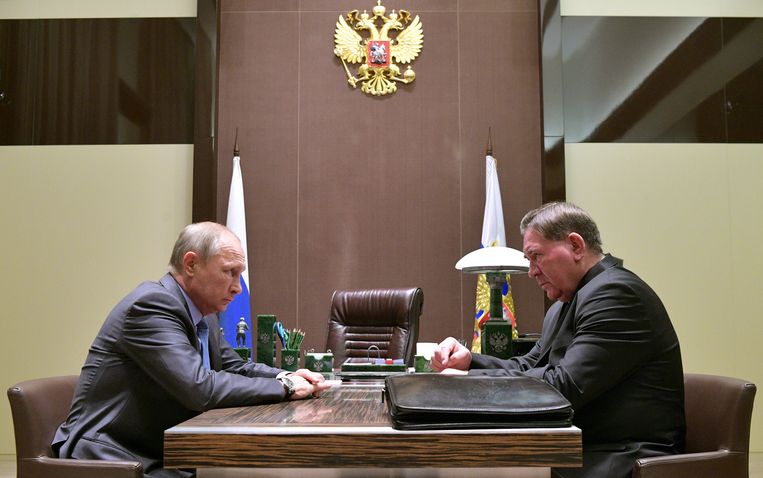 De Russische president Vladimir Poetin (links) in gesprek Alexander Mikhailov, de gouverneur van de Oblast Kursk-regio.  Beeld EPA