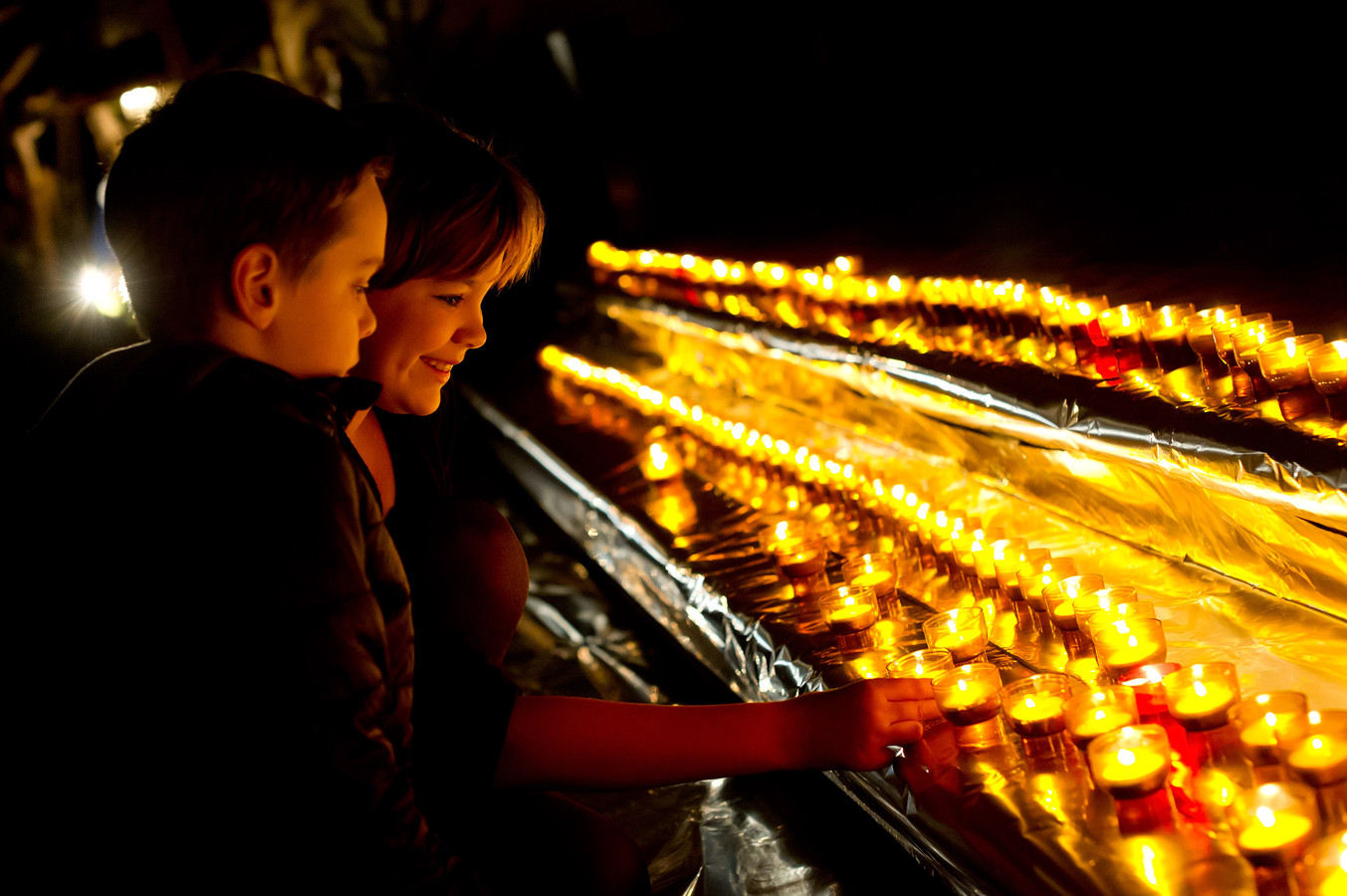 OOSTERHOUT  - Een Stadsfotograaf kan mooie momenten in Oosterhout vastleggen. Zoals een kaarsje aansteken in de SintJansbasiliek. De foto is uit 2015 tijdens het Night Fever-evenement.