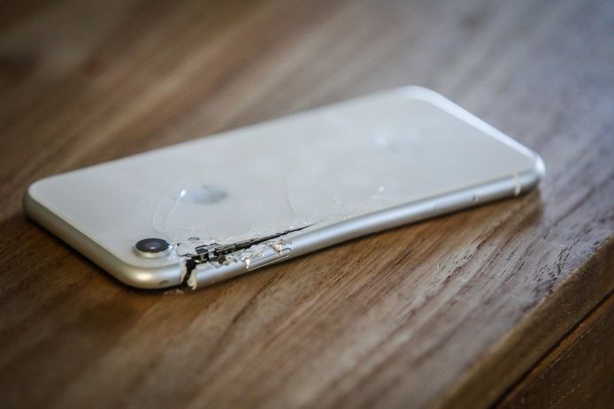 De iPhone van Wout vertoont schade, maar werkt na het ongeval nog steeds.