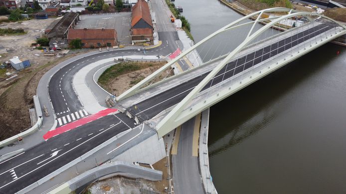 Er wordt een nieuw stukje groen aangelegd tussen de Zenne- en de Zuidbrug in Halle.