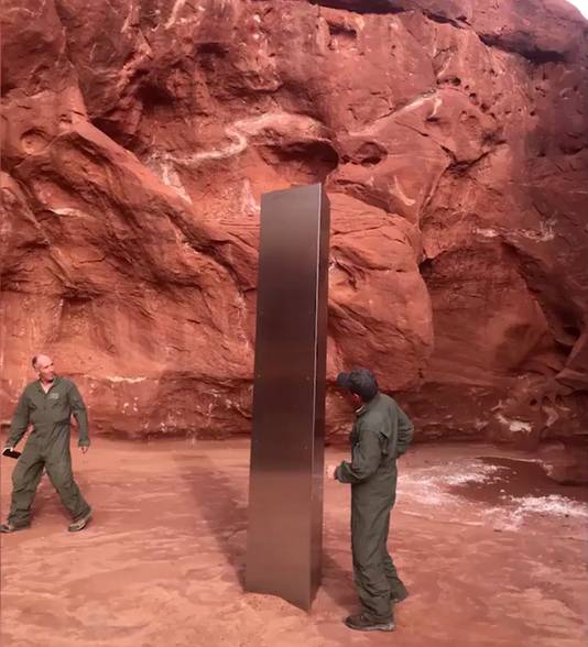 Helikopter-team ontdekt mysterieus metalen object in woestijn van Utah.