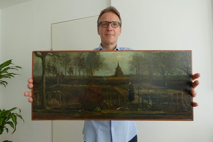 De Nederlandse kunstdetective Arthur Brand met het teruggevonden schilderij van Vincent van Gogh.