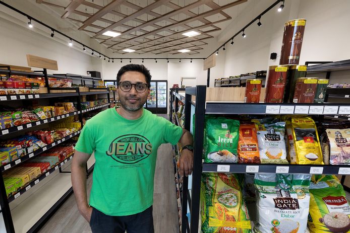 Pradoep in de Indiase supermarkt Dbanyan in het winkelcentrum van Meerhoven, Eindhoven.