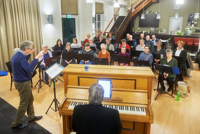 Kamerkoor Canta Libre repeteert in het gemeenschapshuis van Zijtaart voor het Passieconcert van zondag.