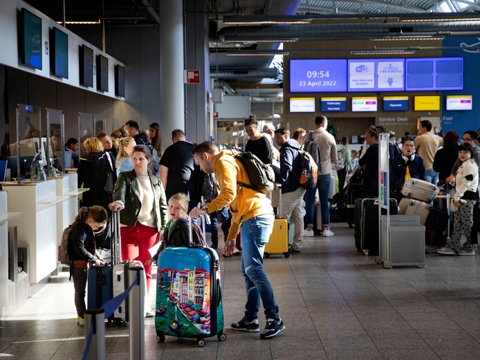 Drukte bij het begin van de meivakantie op Eindhoven Airport , afgelopen weekend