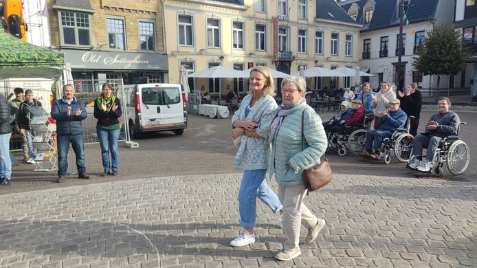 Zottegem: Nietsvermoedende passanten werden verrast met een daverend applaus.