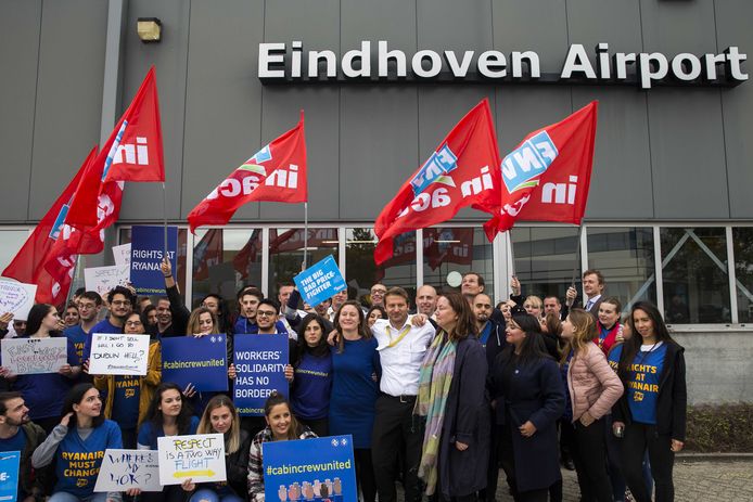 Cabinepersoneel en piloten van Ryanair staakten vorig jaar op het vliegveld van Eindhoven.
