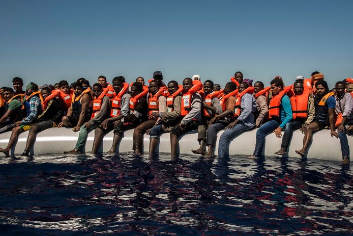 Archieffoto van vluchtelingen op een rubberen boot voor de kust van Libië.