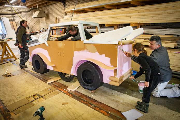 De roze 'Flodderwagen' van buurtschap Oostrik in aanbouw.