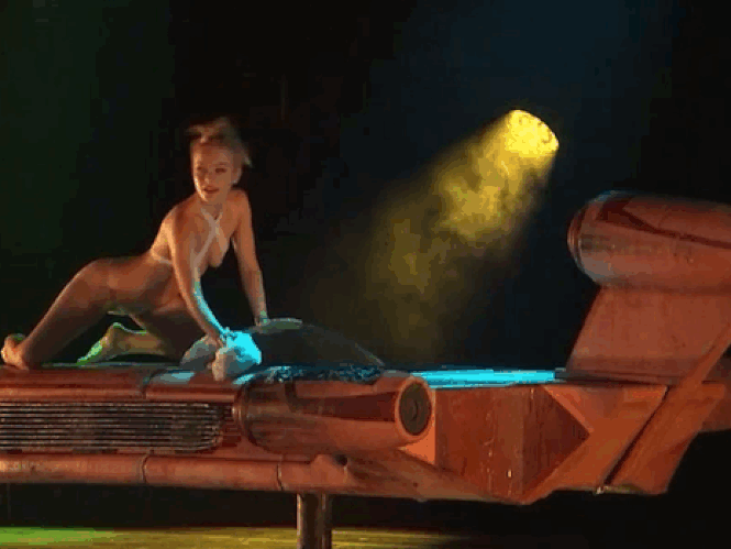 Schaarsgeklede vrouwen wassen speeder en knuffelen Tauntauns in Star Wars-burleskshow