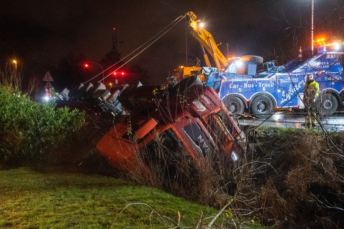 De vrachtwagen kantelde naast de Otteremsesteenweg Zuid de gracht in.