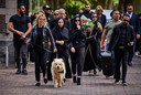 Hond Esco liep voorop bij de uitvaart van Wisam.