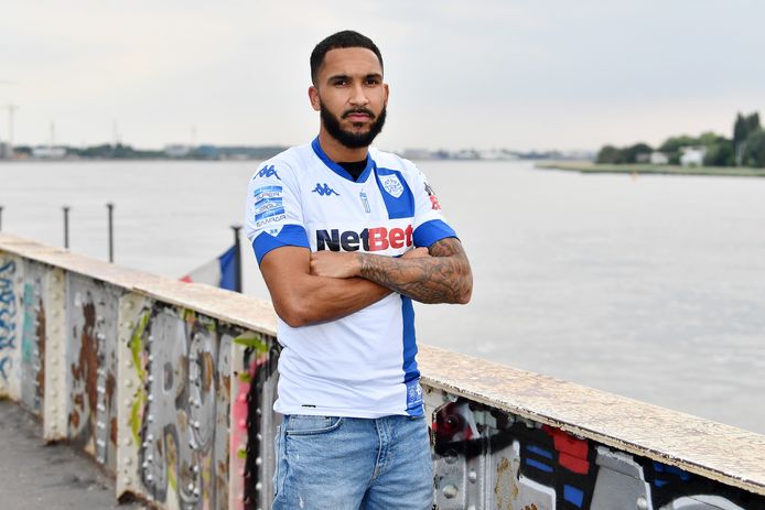 Marvin Peersman groeide op in Linkeroever en poseert aan de Schelde met zijn shirt van PAS Giannina.