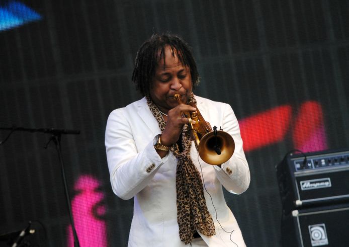 Saxofonist op het podium tijdens het optreden van Doe Maar.