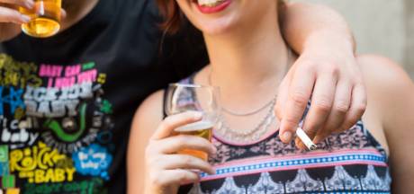 Volwassenen vanaf vandaag strafbaar als zij drankje delen met kind: 100 euro boete