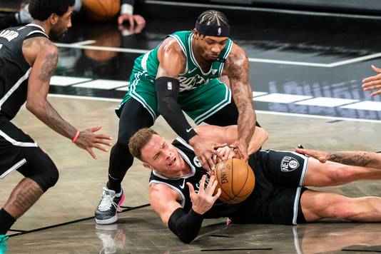 Blake Griffin en Marcus Smart strijden om de bal.