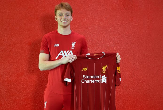 Sepp van den Berg met het shirt van Liverpool.