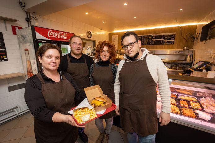 Björn Wolfs (rechts) en zijn team van frituur Lutselus starten een vegan foodtruck. Hier stellen ze alvast de veggieburger voor.