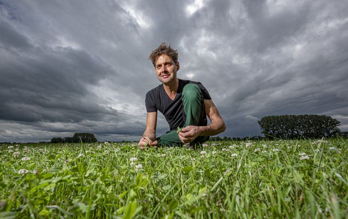 Het weiland van melkveehouder Jan Willem Breukink staat vol met kruiden en vlinderbloemige planten.