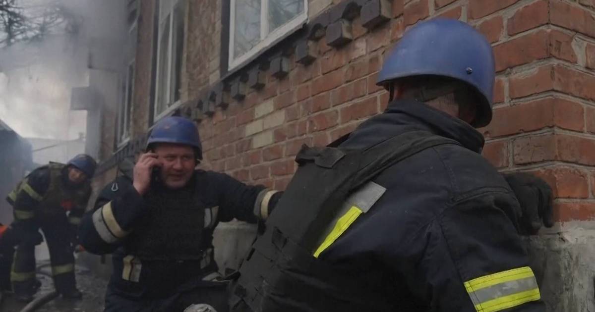 REGARDER.  Les pompiers ukrainiens doivent s’abriter des frappes aériennes alors qu’ils éteignent les incendies |  Maison