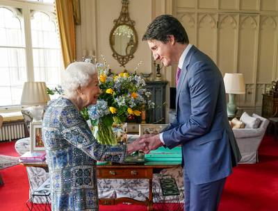 Koningin Elizabeth ontvangt weer bezoek na coronabesmetting